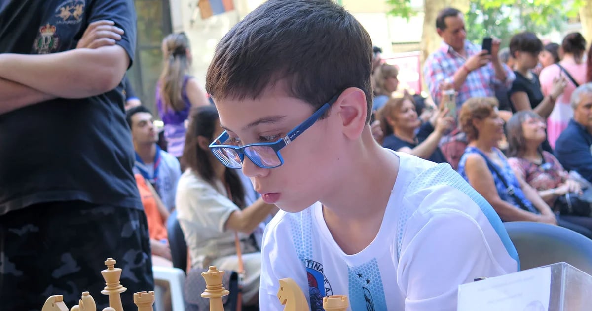 国际象棋界的梅西福斯蒂诺·奥罗在老师的放大镜下说道：“他的直觉能力是超自然的”